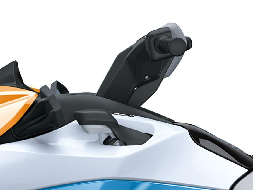 Dźwignia biegu wstecznego po lewej stronie