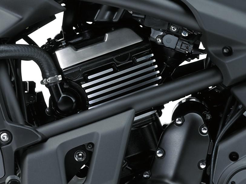 Chłodzony cieczą, 4-suwowy silnik 649 cm3